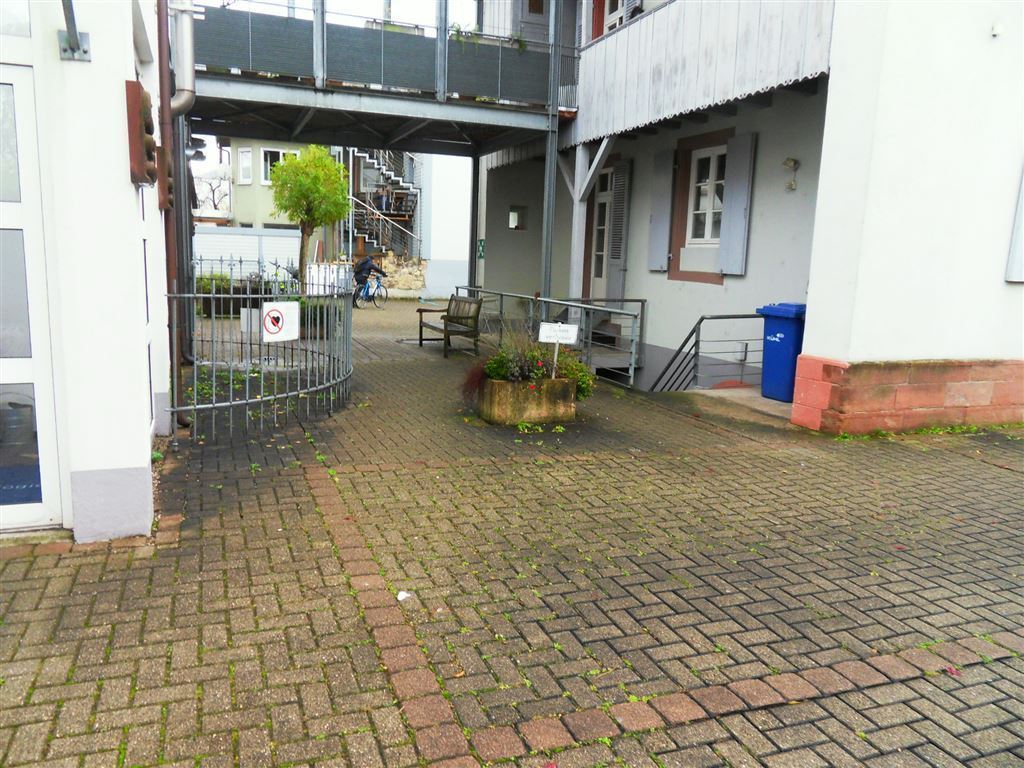 Zugang rechts zum Gewölbekeller